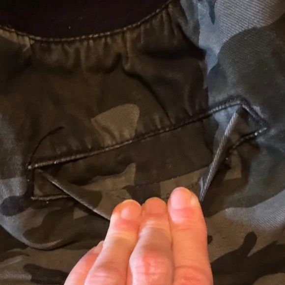 Forever 21 Men's Black and Gray Camo Twill Jogger - Picture 8 of 8